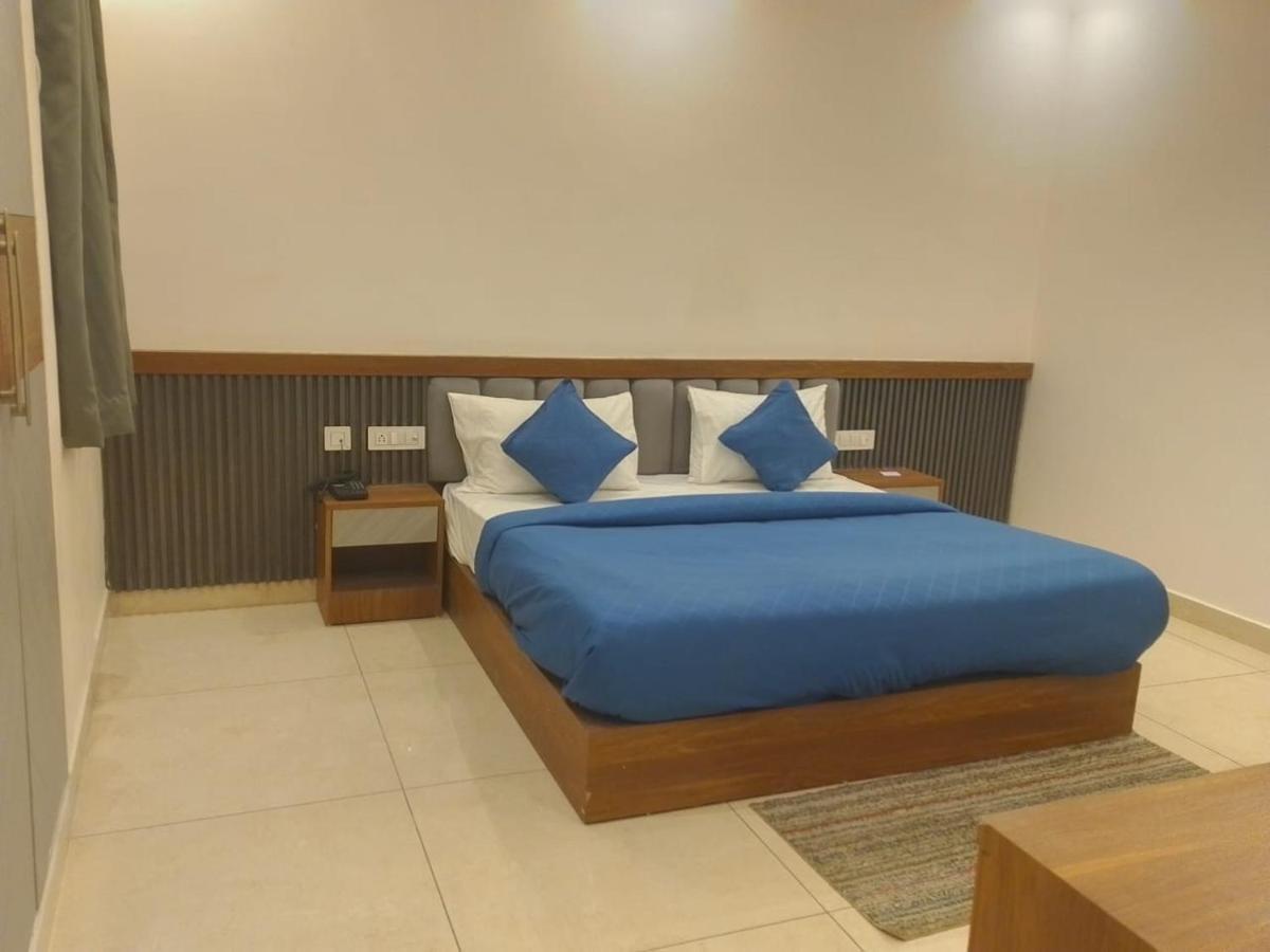Hardik Palace By F9 Hotels Ноида Екстериор снимка