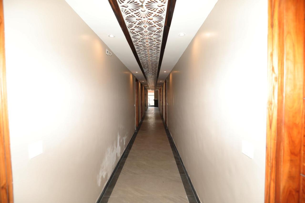 Hardik Palace By F9 Hotels Ноида Екстериор снимка